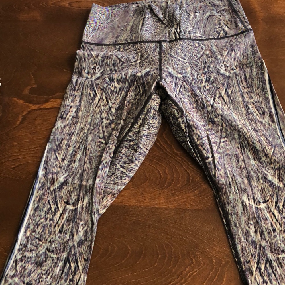 Lululemon wonder under style pants.  Size 8.